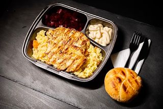 Meniu piept de pui la gratar (~700g) + desert chec  (60g)