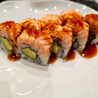 Uramaki de salmón abure (8 pzs.) 