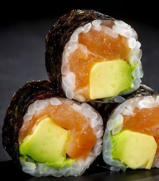 Maki de salmón y aguacate (8 pzs.)