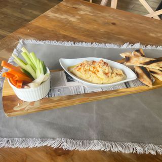 Humus con credit de verduras y pita pan