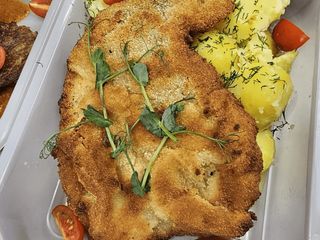 Panierowana pierś z kurczaka, ziemniaki, surówka