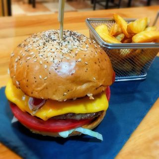 Hamburguesa 150g con patatas campesinas