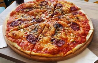 Calabrese pizza 42cm + 1L Coca Cola