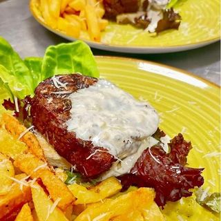 Muschi de vita cu sos de piper verde