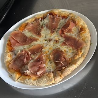 Pizza de queso y jamón serrano 