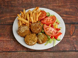 Falafel na talerzu duży
