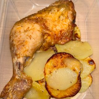 Muslo de pollo asado con patata panadera
