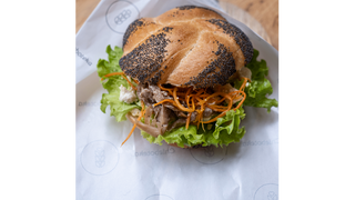 Kanapka z serkiem migdałowym wege