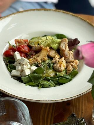 Salată cu avocado și pui