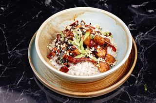 Teriyaki chicken cu orez ceapă verde și arahide