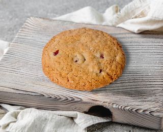 Oatmeal cookies with berries