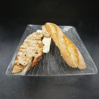 Bocata De Pollastre A La Brasa Amb Brie I Ceba Caramellitzada