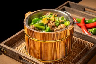 74 Anatra saltata in botte con bambu