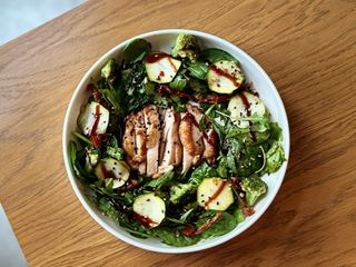Зелений салат з м’ясом курча