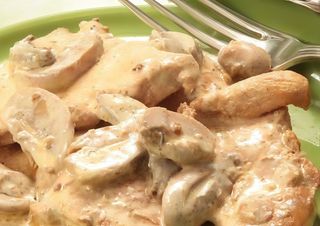 Bifes de Peru c/Cogumelos p/2 pessoas