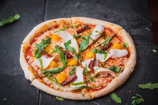 Пицца с копченой индейкой