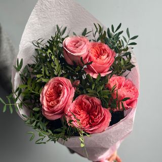 Bukiet z 5 róż piwoniowych