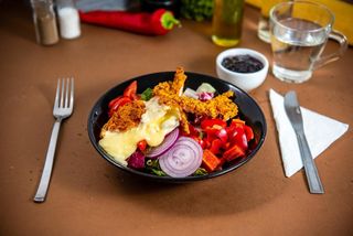 Crispy chicken and camembert salad