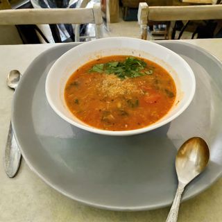 Wegańska dahl z soczewicą