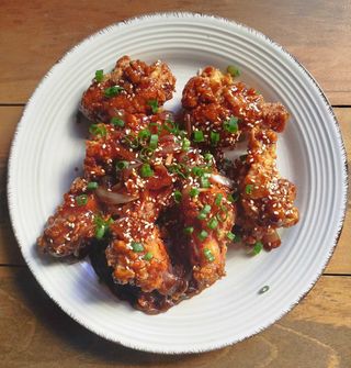 Пържени пилешки крилца със соев сос