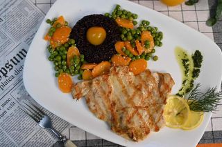 Пилешко филе с черен ориз грах и моркови  (450г)