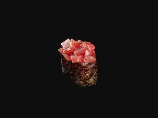 Гункан з тунцем гострий (35/10g)