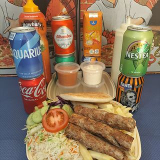 Plato de sheek kebab de pollo