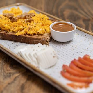 Ovos mexidos com tomate e queijo fresco