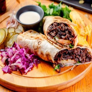 BIG Wrap cu carne rotisata de vitel + portie de cartofi prajiti