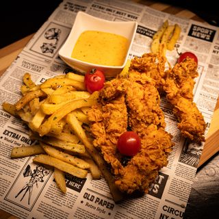 Crispy de pui picant cu sos tartar, salată de varză și cartofi prăjiți