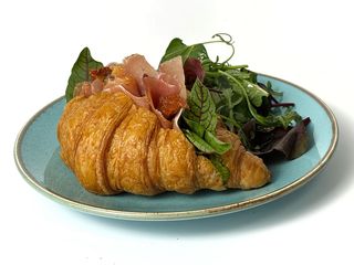 Круасан з прошуто (200g)