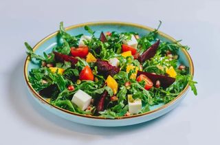 Салат свекольный с руколой