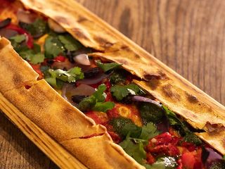 Пенірлі з маринованим печеним перцем та оливками каламата (280г)