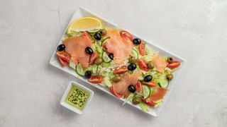 Sałatka z wędzonym łososiem