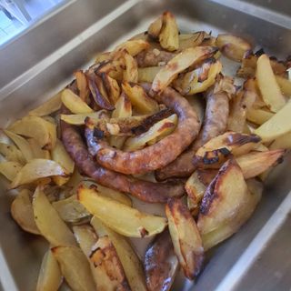 Salsiccia arrosto e patate al forno