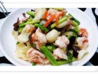 144. Gamberi saltati con verdure miste