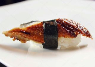 38. Nigiri de anguila (2 pzs.)