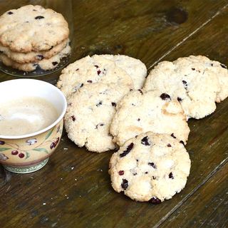 Домашни курабийки с кокос, червени боровинки, масло и мляко