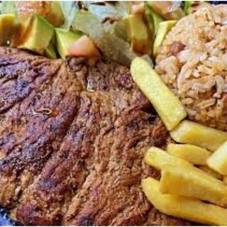 Bistec De Cerdo A La Plancha Con Arroz Moro Y Ensalada