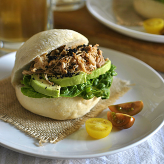 Mollete pastora, atún, aguacate, tomate,