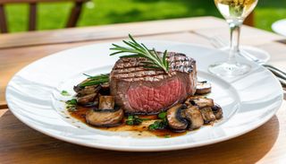 Filet z grilla z pieczarkami