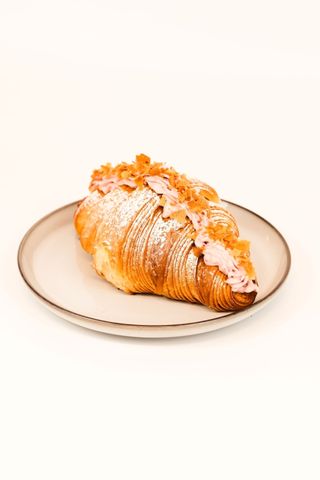 Круассан с клубникой