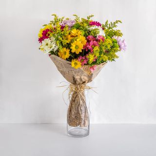 Букет от 15 хризантеми микс със зеленина и  опаковка