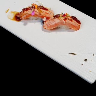 nigiri  de salmón flameado (2 pzas.)