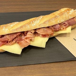 Baguette Tradicional (bacon y queso)