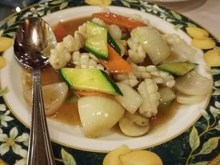 Calamari con cipolla e verdure alla piastra