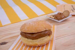 Bola de Berlim Doce de Leite Com Bolacha Maria