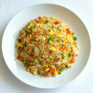 Orez prăjit cu legume si curry şi ou (iute)