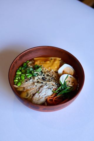 Рамен с грибами эноки и индейкой