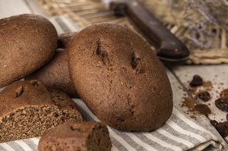 Panecillos De Algarroba Y Pasas. 125 Grs.